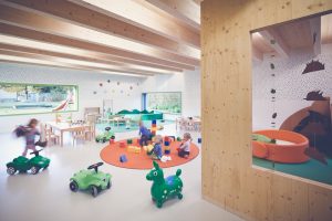 Heller Gruppenraum im Kindergarten Mariahimmelfahrt von kigago (Paschinger Architekten)