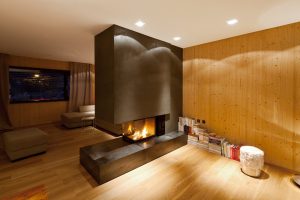 Bild des Wohnzimmers mit integriertem Möbeldesign (Kamin) von einem Einfamilienhaus das von Architekten geplant wurde