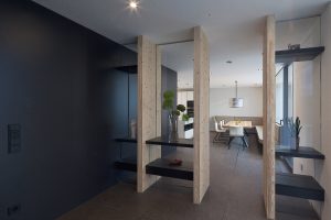 Integrierte Möbelplanung im Wohnzimmer/Gangbereich eines Bungalows der von Architekten geplant wurde