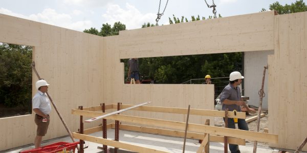 Hausbau mit vorgefertigten Holzelementen