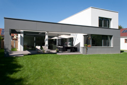 Außenansicht eines Einfamilienhauses in Ebreichsdorf Niederösterreich (Paschinger Architekten)