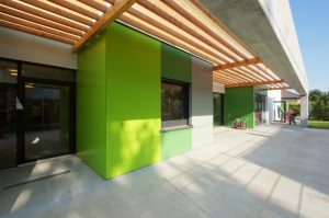 Außenansicht Eingangsbereich Kindergarten Mariahilf / kigago (Paschinger Architekten) Modulbauweise Massivholz