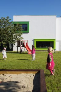 Außenansicht Gartenanlage Kindergarten Mariahilf / kigago (Paschinger Architekten) Modulbauweise Massivholz