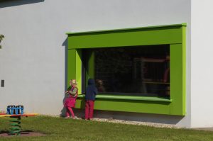 Außenansicht Gartenanlage Kindergarten Mariahilf / kigago (Paschinger Architekten) Modulbauweise Massivholz