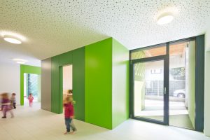 Innenansicht Gangbereich Kindergarten Mariahilf / kigago (Paschinger Architekten) Modulbauweise Massivholz