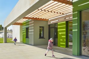 Außenansicht Eingangsbereich Kindergarten Mariahilf / kigago (Paschinger Architekten) Modulbauweise Massivholz