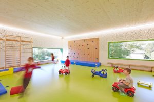 Heller Spielbereich im Kindergarten Mariahimmelfahrt von kigago (Paschinger Architekten)