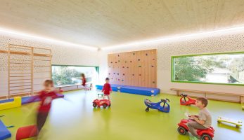 Heller Spielbereich im Kindergarten Mariahimmelfahrt von kigago (Paschinger Architekten)