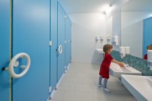 Kindergerechte, freundliche Toiletträume im Kindergarten Mariahimmelfahrt. Kigago / Paschinger Architekten