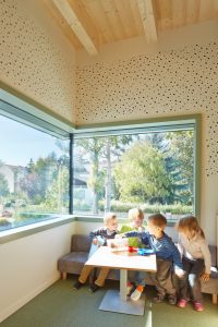 Spielende Kinder im Kindergarten Mariahilf / kigago Modulbauweisen (Paschinger Architekten) Massivholz