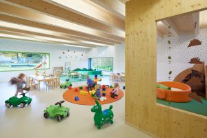 Heller Gruppenraum im Kindergarten Mariahimmelfahrt von kigago (Paschinger Architekten)