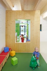 Heller Gruppenraum im Kindergarten Mariahimmelfahrt von kigago (Paschinger Architekten)