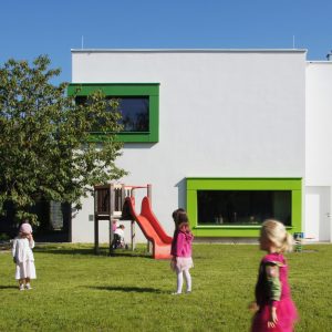 Außenansicht Kindergarten Wien / kigago (Paschinger Architekten) Modulbauweise Massivholz