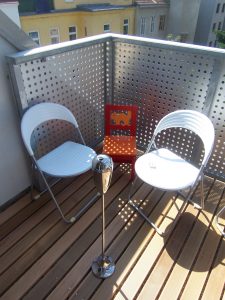 Terrasse aus Holz als Teil einer Wohnhausanlage (Paschinger Architekten)