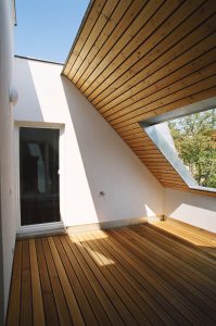 Dachterrasse aus Holz als Teil einer Wohnhausanlage (Paschinger Architekten)