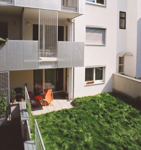 Terrasse als Teil einer Wohnhausanlage (Paschinger Architekten)