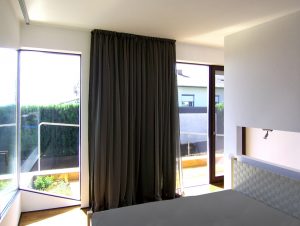 Helle Schlafräume mit großzügigem Ausblick in einem Einfamilienhaus der Paschinger Architekten
