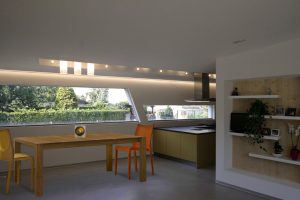 Innenansicht der Küche bzw. des Essbereichs in einem Bungalow der Paschinger Architekten