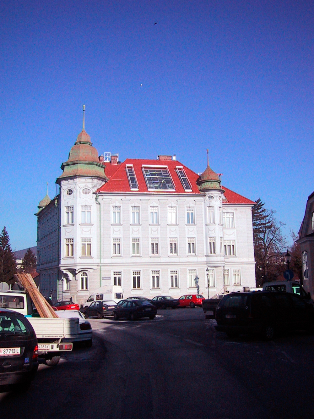 Außenansicht eines Dachgeschossausbaus in Wien (Paschinger Architekten)