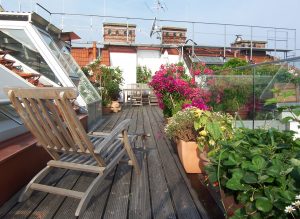 Dachterrasse aus Holz eines Dachgeschossausbaus in Wien (Paschinger Architekten)