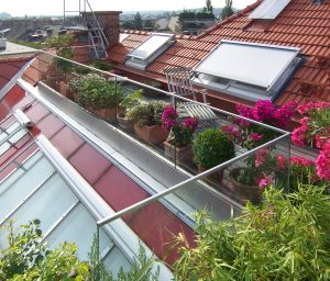 Dachterrasse aus Holz eines Dachgeschossausbaus in Wien (Paschinger Architekten)