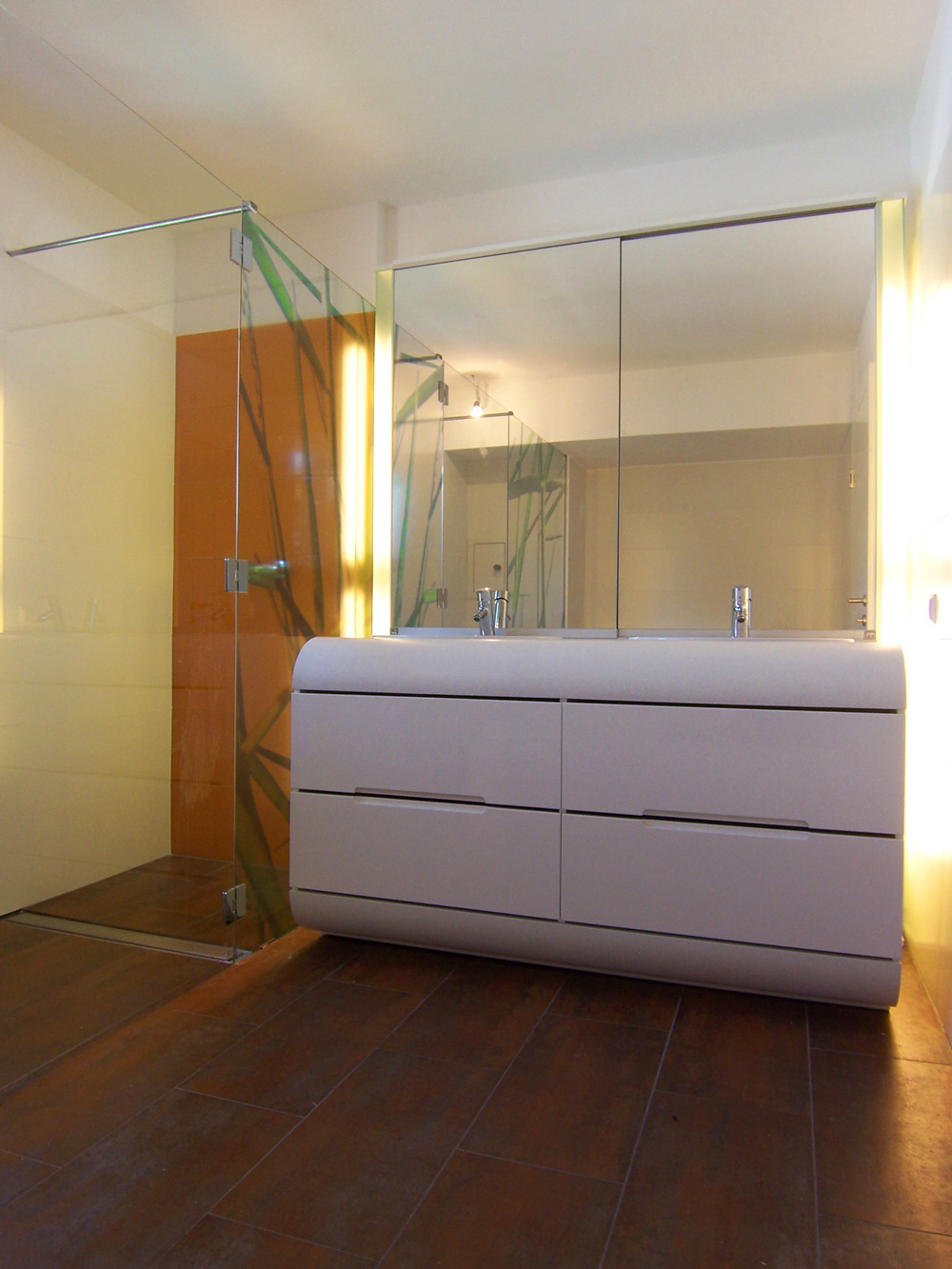 Bild des Bades mit integriertem Möbeldesign (Waschtisch & Dusche) von einem Einfamilienhaus das von Architekten geplant wurde