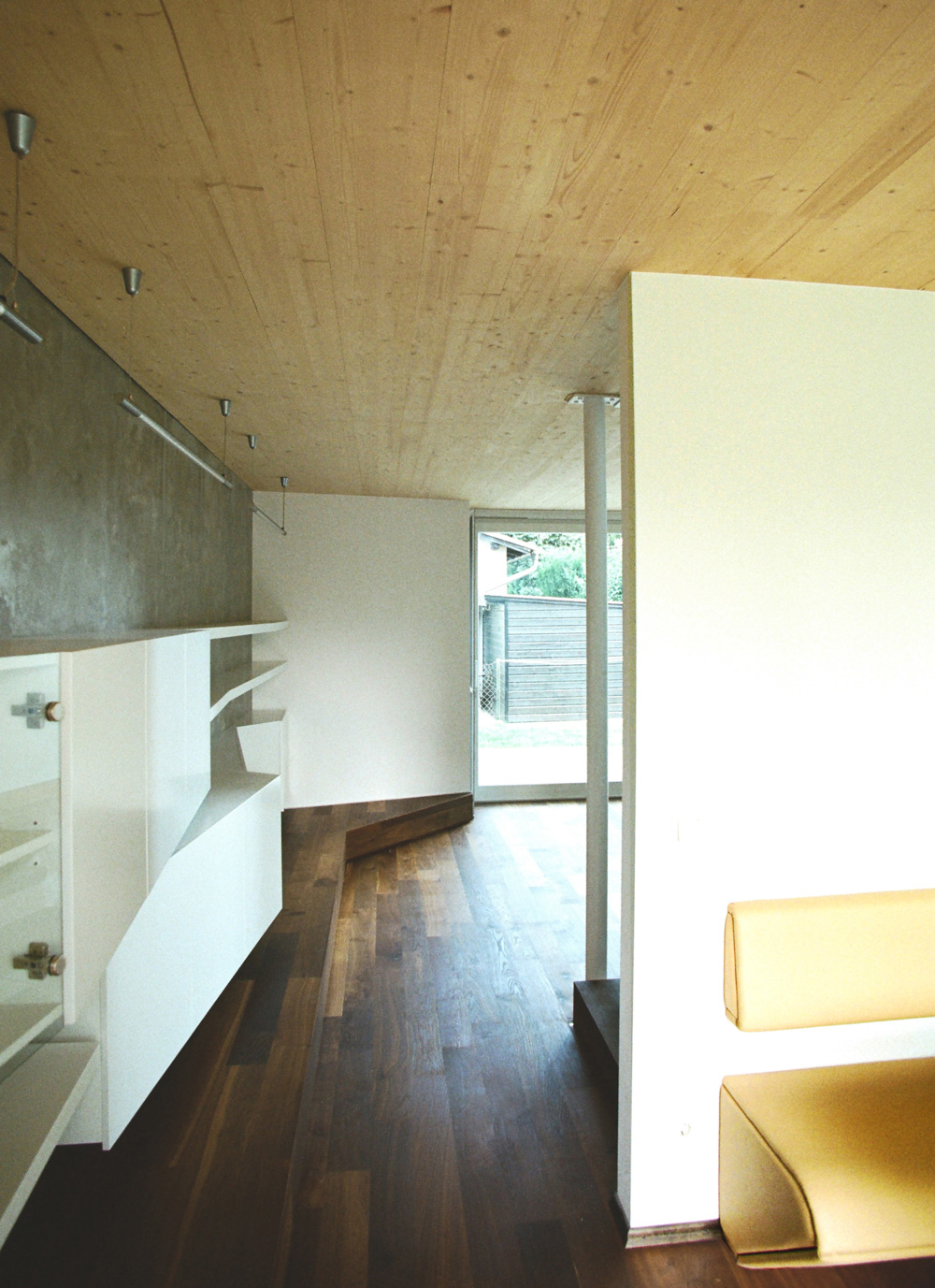 Bild des Wohnzimmers mit integriertem Möbeldesign (Esstisch) von einem Einfamilienhaus das von Architekten geplant wurde