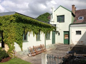 Sanierungsbedürftiges Einfamilienhaus als Ausgangsbasis für die Planung der Paschinger Architekten