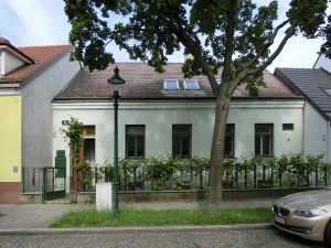 Außenansicht eines sanierungsbedürftigen Einfamilienhauses in Wien (Paschinger Architekten)