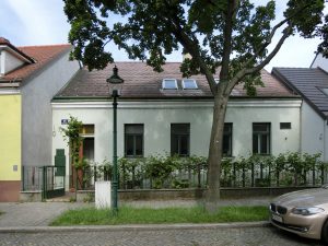 Außenansicht eines sanierungsbedürftigen Einfamilienhauses in Wien (Paschinger Architekten)