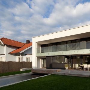 Außenansicht eines Einfamilienhauses aus Massivholz in Niederösterreich (Paschinger Architekten)