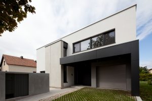 Außenansicht eines Einfamilienhauses aus Massivholz in Niederösterreich (Paschinger Architekten)