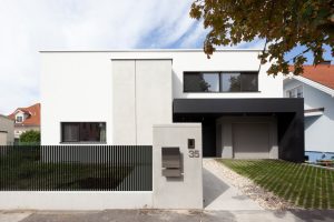 Außenansicht eines Einfamilienhauses aus Massivholz in Niederösterreich (Paschinger Architekten)