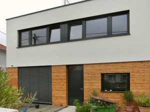 Außenansicht eines Einfamilienhauses aus Brettersperrholz in Wien (Paschinger Architekten)