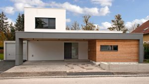Außenansicht eines Einfamilienhauses in Ebreichsdorf Niederösterreich mit Holz (Paschinger Architekten)
