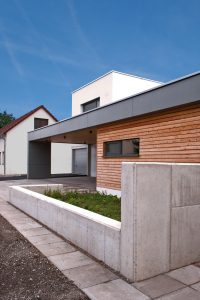 Außenansicht eines Einfamilienhauses in Ebreichsdorf Niederösterreich mit Holz (Paschinger Architekten)