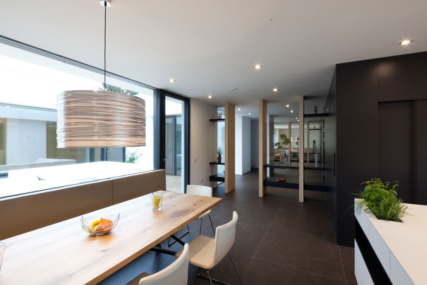 Integrierte Möbelplanung (Küche, Essbereich) eines Bungalows der von Architekten geplant wurde