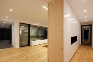 Bild einer integrierten Schranklösung in einem Wohnzimmer eines Bungalows, der von Architekten geplant wurde