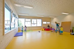 Heller Spielbereich im Kindergarten von kigago (Paschinger Architekten)