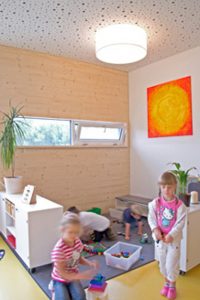 Spielende Kinder im Kindergarten in Modulbauweise und Massivholzbauweise / kigago (Paschinger Architekten)