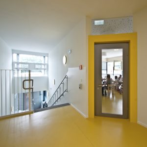 Innenansicht Kindergarten in Modulbauweise und Massivholzbauweise / kigago (Paschinger Architekten)