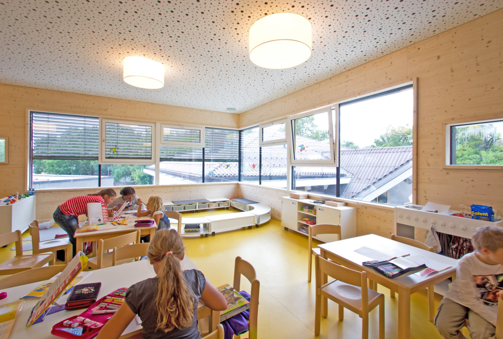 Gruppenraum mit Kindern im Kindergarten in Modulbauweise und Massivholzbauweise / kigago (Paschinger Architekten)