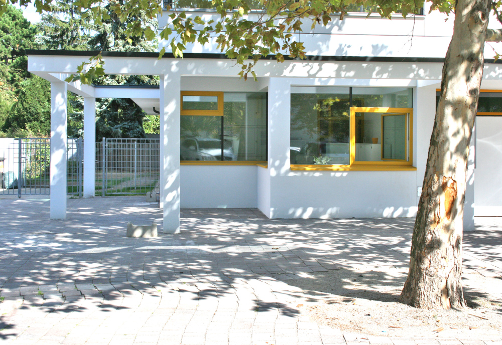 Außenansicht Kindergarten in Modulbauweise und Massivholzbauweise / kigago (Paschinger Architekten)