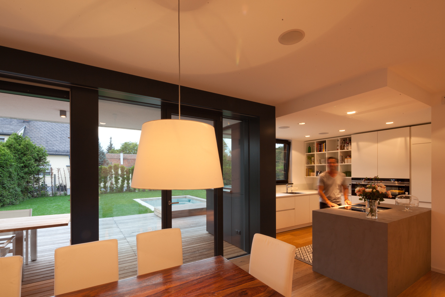 Bild des Wohnzimmers und der Küche mit integriertem Möbeldesign (Küchenblock) von einem Einfamilienhaus das von Architekten geplant wurde
