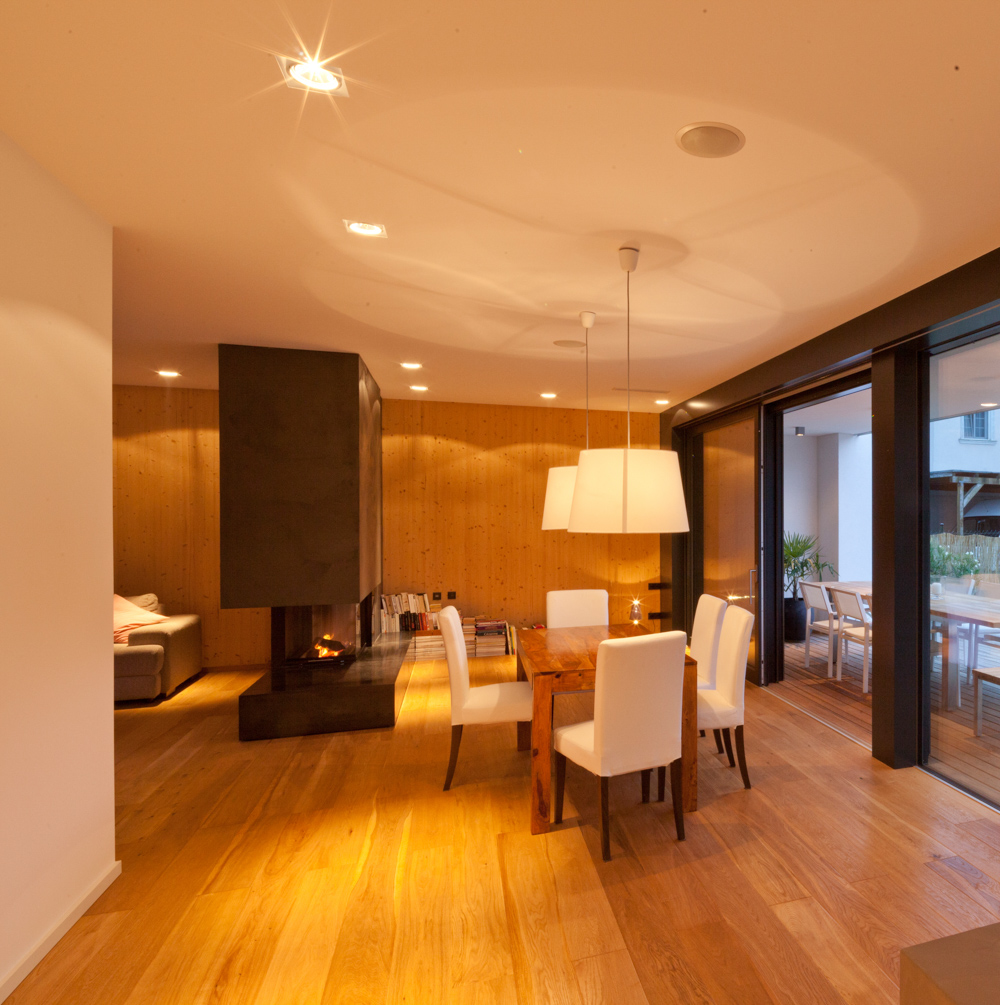 Bild des Wohnzimmers mit integriertem Möbeldesign (Kamin) von einem Einfamilienhaus das von Architekten geplant wurde