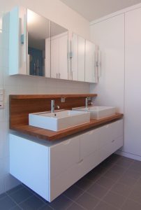 Bild des Bades mit integriertem Möbeldesign (Doppel-Waschtisch) von einem Einfamilienhaus das von Architekten geplant wurde