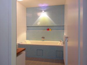 Bild des Bades mit integriertem Möbeldesign (Badewanne) von einem Einfamilienhaus das von Architekten geplant wurde