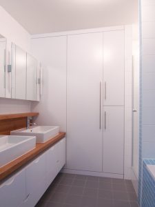 Bild des Bades mit integriertem Möbeldesign (Waschtisch & Stauraum-Schränken) von einem Einfamilienhaus das von Architekten geplant wurde