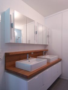 Bild des Bades mit integriertem Möbeldesign (Doppel-Waschtisch & Dusche) von einem Einfamilienhaus das von Architekten geplant wurde