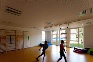Bewegungsraum Kindergarten Desselbrunn / kigago (Paschinger Architekten) Modulbauweise Massivholz